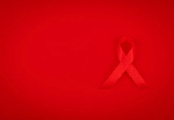 Consciência de Aids Faixa vermelha do coração no fundo vermelho  . — Fotografia de Stock