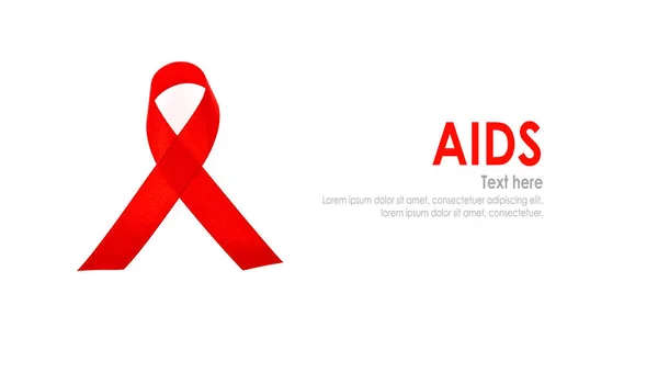 Aids Awareness Cinta roja del corazón aislada sobre fondo blanco  . — Foto de Stock