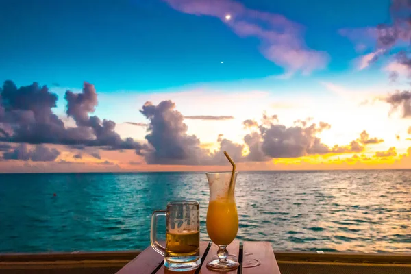 Krásné tropické Maledivy resort hotel s pláží a modré wat — Stock fotografie