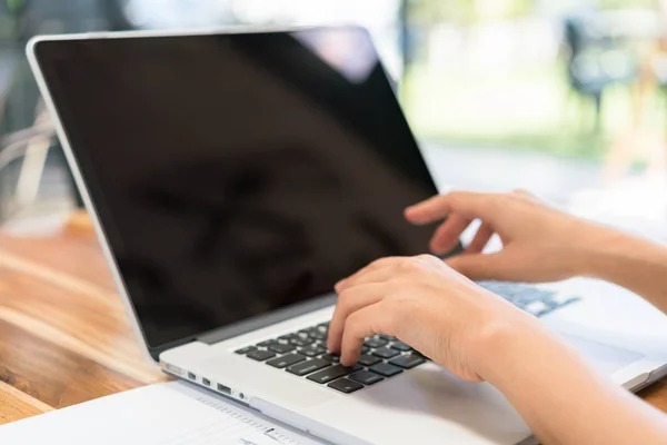 Primer plano de la mujer de negocios escribiendo a mano en el teclado del ordenador portátil . —  Fotos de Stock