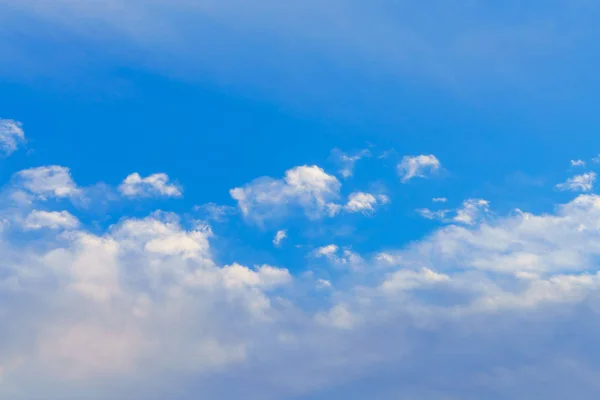 Blauer Himmel mit Wolken — Stockfoto