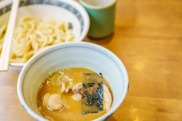 Fideos de ramen japoneses en la mesa —  Fotos de Stock