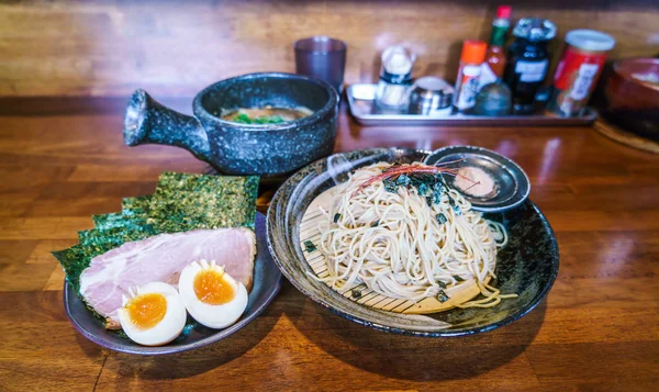 Fideos de ramen japoneses en la mesa — Foto de Stock