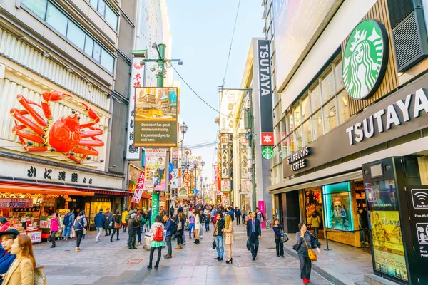 Osaka, Japán - November 30., 2015: Dotonbori szórakoztató negyed és a köve — Stock Fotó