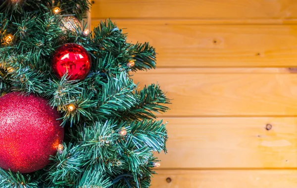 Рождественская елка и украшения — стоковое фото