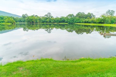 Göl, Ang Kaew Chiang Mai Universi yönü ile güzel yeşil park