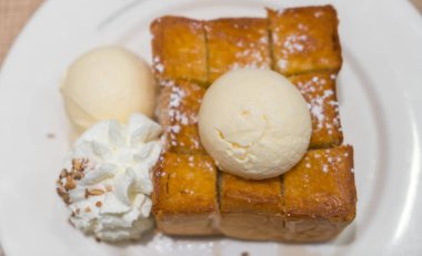 Bal tost dondurma ile .