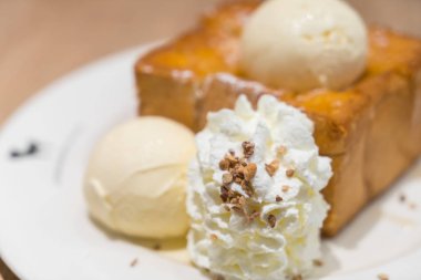 Bal tost dondurma ile .