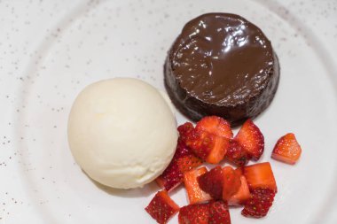 çikolata lav kek dondurma ile .