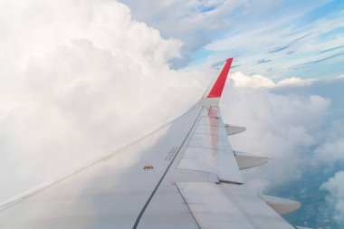 Bulutların üzerinde uçan bir uçağın kanadı .