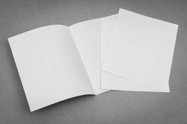 Bifold beyaz şablon kağıt gri arka plan üzerinde .