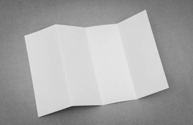 Dört - gri arka plan üzerinde beyaz şablon kağıt katlama .