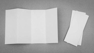 Dört - gri arka plan üzerinde beyaz şablon kağıt katlama .