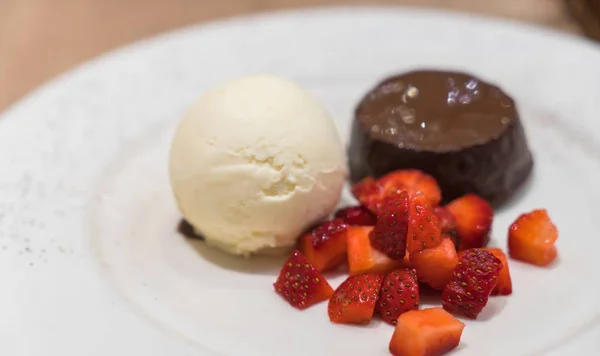 Bolo de chocolate Lava com sorvete  . — Fotografia de Stock