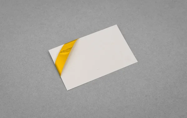 ゴールドのリボンの弓を持つカード . — ストック写真