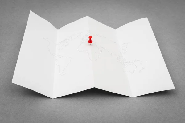 Χαρτί διπλωμένο παγκόσμιο χάρτη με κόκκινο Pin Pointer . — Φωτογραφία Αρχείου