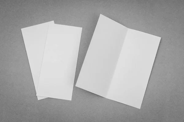 Papier biały szablon Bifold na szarym tle . — Zdjęcie stockowe