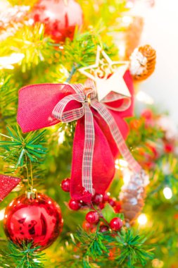 Yumuşak odak süslemeleri ve Noel ağacı .
