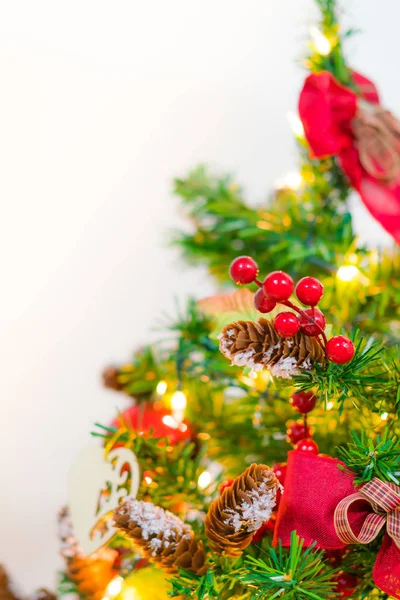 Foco suave da árvore de Natal e decorações  . — Fotografia de Stock