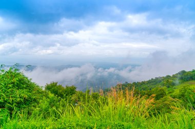 Mavi gökyüzü manzara ile güzel dağ .