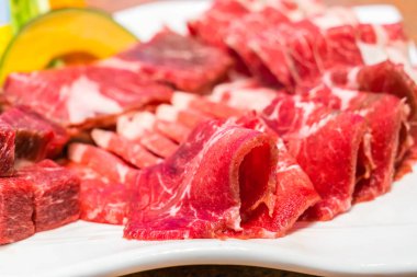 Pişmemiş çiğ et. .