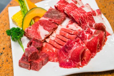 Pişmemiş çiğ et. .