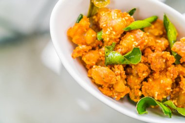 plaka üzerinde kızarmış tavuk .