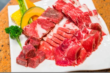 Pişmemiş çiğ et. .