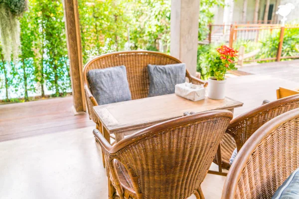 Mesas y silla en el restaurante cafetería al aire libre  . —  Fotos de Stock