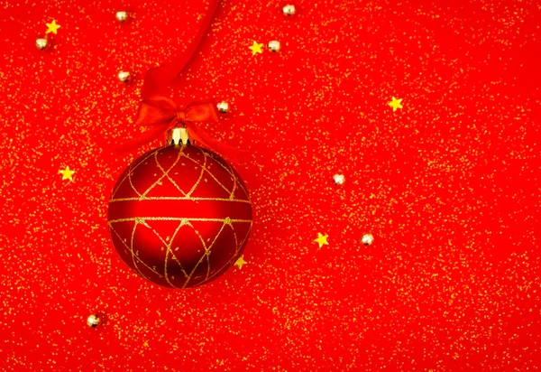 Rode Kerstmis achtergrond met decoratie . — Stockfoto