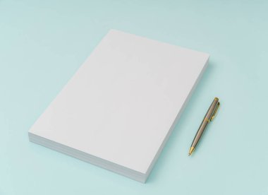 Boş afiş poster, broşür mockup, A4, bize-mektup, üzerinde kalem ile 