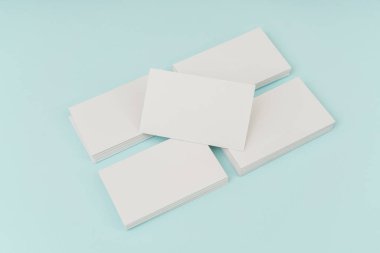 Mavi arka plan üzerinde boş kartvizit .