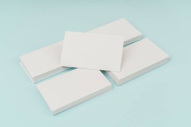 Mavi arka plan üzerinde boş kartvizit .