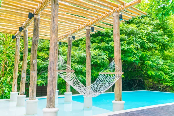 Hamacas blancas en la piscina de lujo  . —  Fotos de Stock