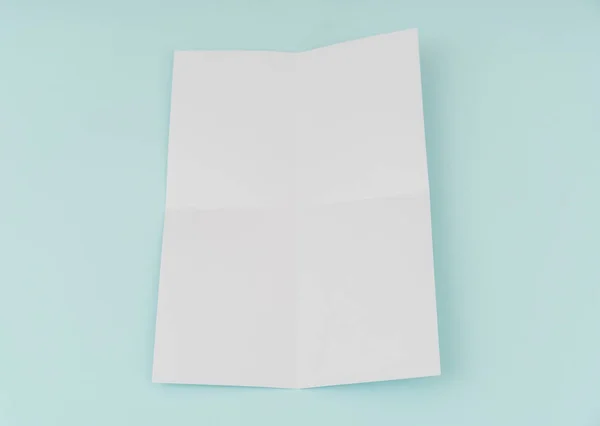 Cartaz de folheto em branco, maquete de brochura, A4, US-Letter, on blue backg — Fotografia de Stock