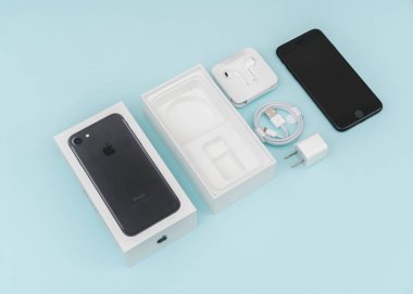 Loei, Thailand - 07 Kasım 2016: yeni Apple iphone 7 n unboxing