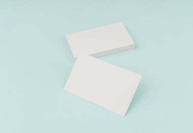 Mavi arka plan üzerinde boş kartvizit .