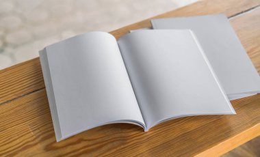 Katalog, dergi boş, sahte ahşap arka plan üzerinde kitap .