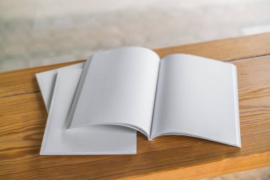 Katalog, dergi boş, sahte ahşap arka plan üzerinde kitap .