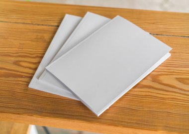 Katalog, dergi boş, sahte ahşap arka plan üzerinde kitap .