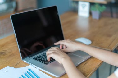 İş kadın el ile mali harita ve tabl üstünde laptop