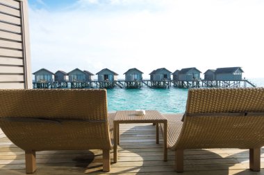 Güzel tropikal Maldivler resort otel plaj ve mavi wat ile