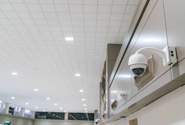 Cctv カメラは、空港ターミナルで内部動作 . — ストック写真