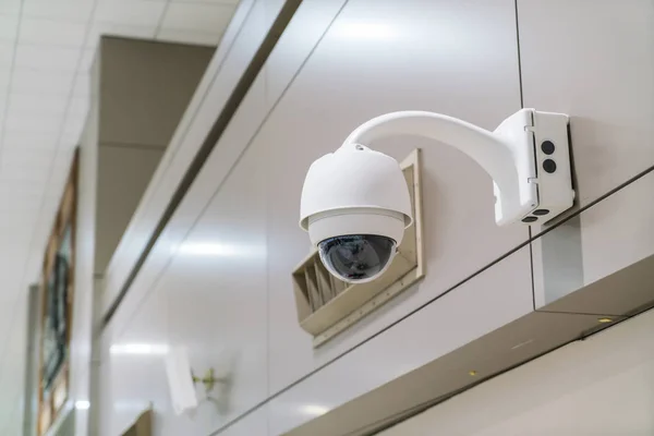 CCTV κάμερα λειτουργεί μέσα στο τερματικό σταθμό του αεροδρομίου . — Φωτογραφία Αρχείου
