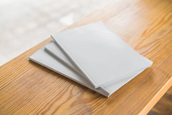 Catálogo en blanco, revistas, maqueta de libros sobre fondo de madera  . — Foto de Stock