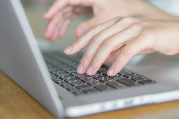 Primer plano de la mujer de negocios escribiendo a mano en el teclado del ordenador portátil . —  Fotos de Stock