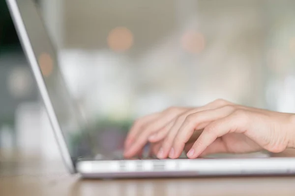 Primer plano de la mujer de negocios escribiendo a mano en el teclado del ordenador portátil . —  Fotos de Stock