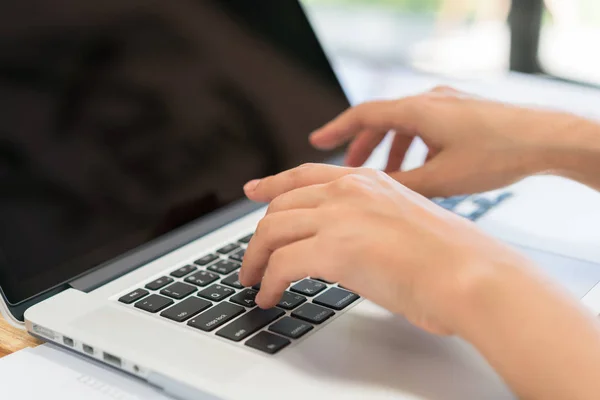 Gros plan de femme d'affaires tapant à la main sur le clavier de l'ordinateur portable . — Photo