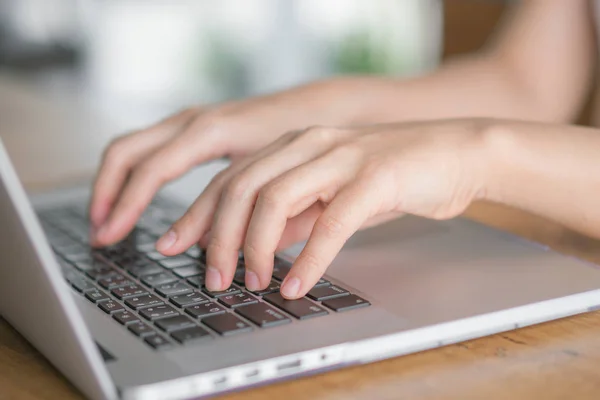 Primer plano de la mujer de negocios escribiendo a mano en el teclado del ordenador portátil . —  Fotos de Stock