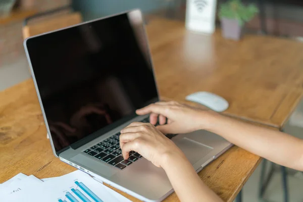 Perempuan bisnis tangan dengan grafik keuangan dan laptop pada tab — Stok Foto